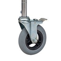 En närbild av det Novocal PU-skumhjulet för flerbruksfordon, 150 mm i diameter, med metallhölje och bromsarm. Detta hjul är en del av ett set (2 svänghjul, 2 stoppade hjul) och fästs på en metallstång.