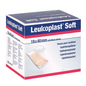 Packung mit Leukoplast Injektionspflaster Soft Strips, Größe 19 x 40 mm, enthält 100 Pflaster. Diese hautfreundlichen und latexfreien Injektionspflaster werden von der BSN Medical GmbH hergestellt und verfügen über eine mehrsprachige Verpackung sowie ein Bild eines Pflasters.
