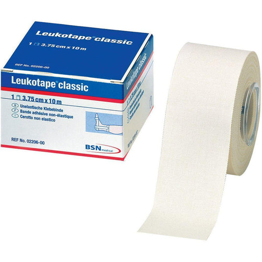 En rulle Leukotape Sport Tape Classic (3,75 cm x 10 m, vit) från BSN Medical GmbH för idrottsskador är delvis avrullad; på förpackningen anges produktnamn, storlek och varumärke.