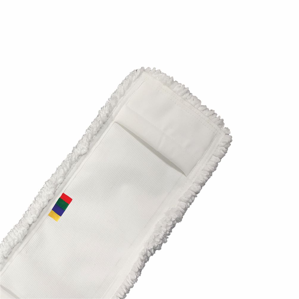 En närbild av Arcora Micro Easy Db-Fc Mopp Vit Med Omslag från Arcora International GmbH, en vit, rektangulär mikrofibermopp med strukturerade kanter och en liten etikett med fyra färgade ränder: röd, gul, grön och blå.