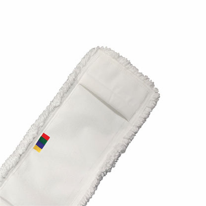 En närbild av Arcora Micro Easy Db-Fc Mopp Vit Med Omslag från Arcora International GmbH, en vit, rektangulär mikrofibermopp med strukturerade kanter och en liten etikett med fyra färgade ränder: röd, gul, grön och blå.