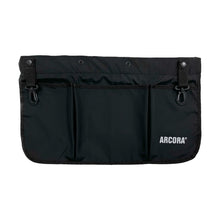 Den svarta Arcora Multi Tool Belt höftarbetsväskan med bälte från Arcora International GmbH är en svart tygväska med tre framfickor, två justerbara spännband upptill och trycket "ARCORA" i vitt nere till höger.