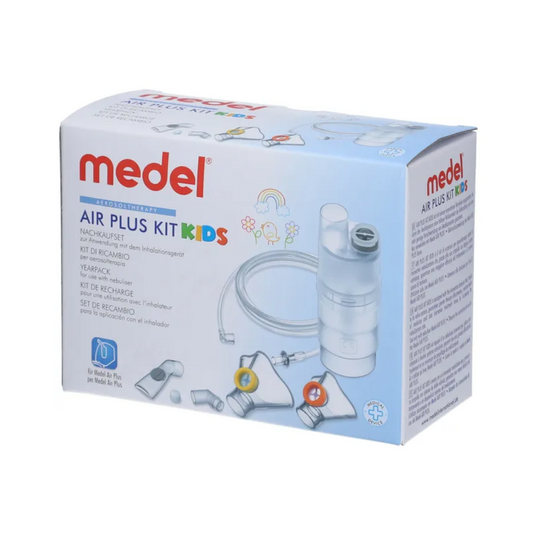 En låda Medel® Air Plus Kids Yearpack för inhalator från Beurer GmbH, som innehåller en nebulisator, en näsdusch och tillbehör för andningsvård för barn. Den vita lådan har blå och röd text, bilder av nebulisatorkomponenter och barnvänliga grafik av en regnbåge, moln och en sol.