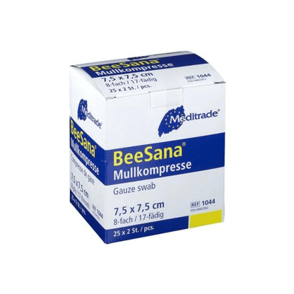 En låda Meditrade BeeSana® gasvävkompress, enkel steril, 8-lagers gasvävstussar från Meditrade GmbH, storlek 7,5 x 7,5 cm, med blå-vitt förpackning med text i