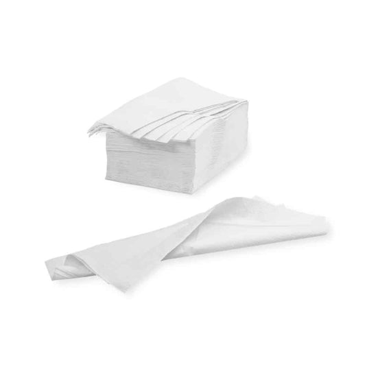 En stapel vikta vita Meditrade-servetter – 39 x 30 cm | kartong (20 förpackningar) från Meditrade GmbH syns mot en enkel vit bakgrund. En servett är utvikt och ligger framför stapeln, så att den visar sin fulla storlek och framhäver sin högkvalitativa cellulosasammansättning.