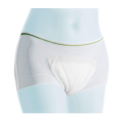 Ett par vita, andningsbara Meditrade Light-boxershorts med en grönkantad elastisk linning, presenterade på en skyltdocka med en diskret blå bakgrund.
