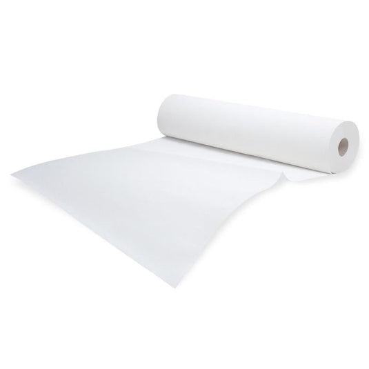 En rulle vit Meditrade Rollicel®-krepp, lätt utrullad mot en enkel vit bakgrund. Rullen är placerad diagonalt, med änden lätt böjd åt sidan.