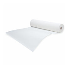 Eine Rolle Meditrade Rollicel® Liegenabdeckung mit ihrer makellos weißen Oberfläche und dem hohlen Kern ist auf einem weißen Hintergrund teilweise ausgerollt und zeigt die Glätte dieses 50 cm x 50 m großen Produkts der Meditrade GmbH.