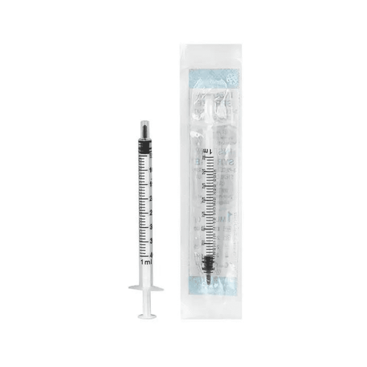 En 1 ml Mediware-insulinspruta från Servoprax GmbH visas bredvid sin förpackning. Sprutan har en genomskinlig cylinder med svarta måttmarkeringar, däribland U 40-delningar, och en svart kolv. På den genomskinliga förpackningen syns en text som lyfter fram Luer-anslutningen för enkel anslutning.