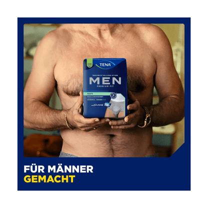 En man utan skjorta håller en låda med TENA Men Active Fit Pants Normal Grey från TENA - Essity Germany GmbH i brösthöjd. Texten "För män" betonar det diskreta skyddet och komforten för män med inkontinens - för män.