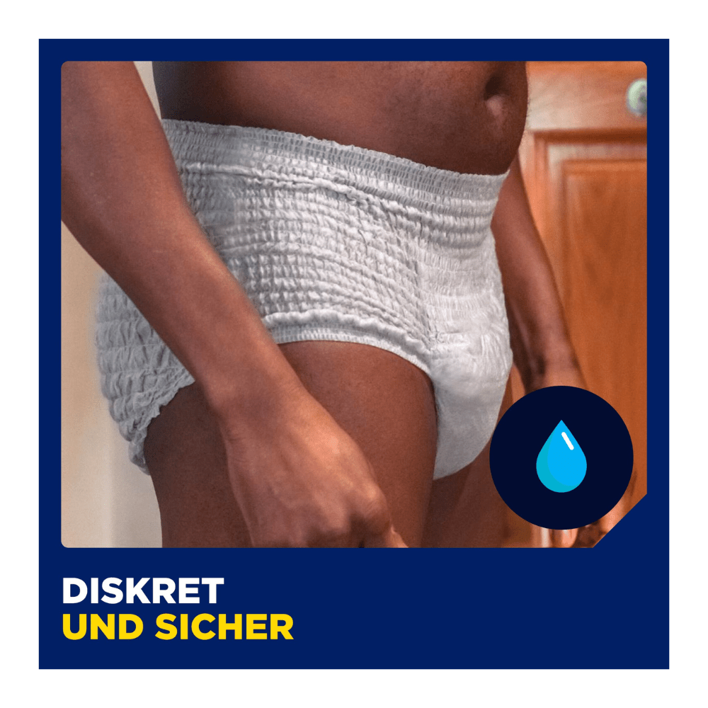 En person som bär TENA Men Active Fit Pants Normal Grey från TENA - Essity Germany GmbH står i ett hus. Bildtexten lyder "Diskret och säker", med en blå droppsymbol för diskret skydd och stark absorptionsförmåga.