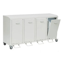 Der Novocal Wertstoffschrank Serie 3000 Vierfachsammler ist ein weißer, auf Rädern montierter Stahlschrank mit vier Türen mit Fußpedal. Eine geöffnete Tür gibt den Blick auf den Behälter frei und ermöglicht so eine einfache Mülltrennung. Marke: Novocal. Material: kunststoffbeschichtetes Stahlblech.