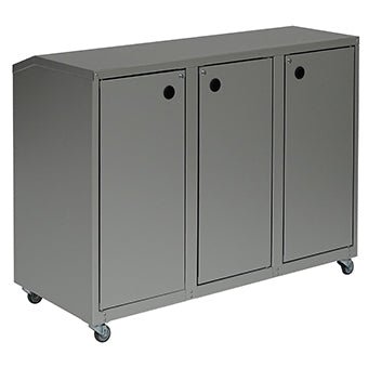 Novocal återvinningsskåp Serie 3000 Trippelsamlare är ett grått aluminiumåtervinningsskåp med tre fack, vart och ett med en dörr och ett runt inkast. Fyra elektriskt ledande länkhjul ger enkel rörlighet.