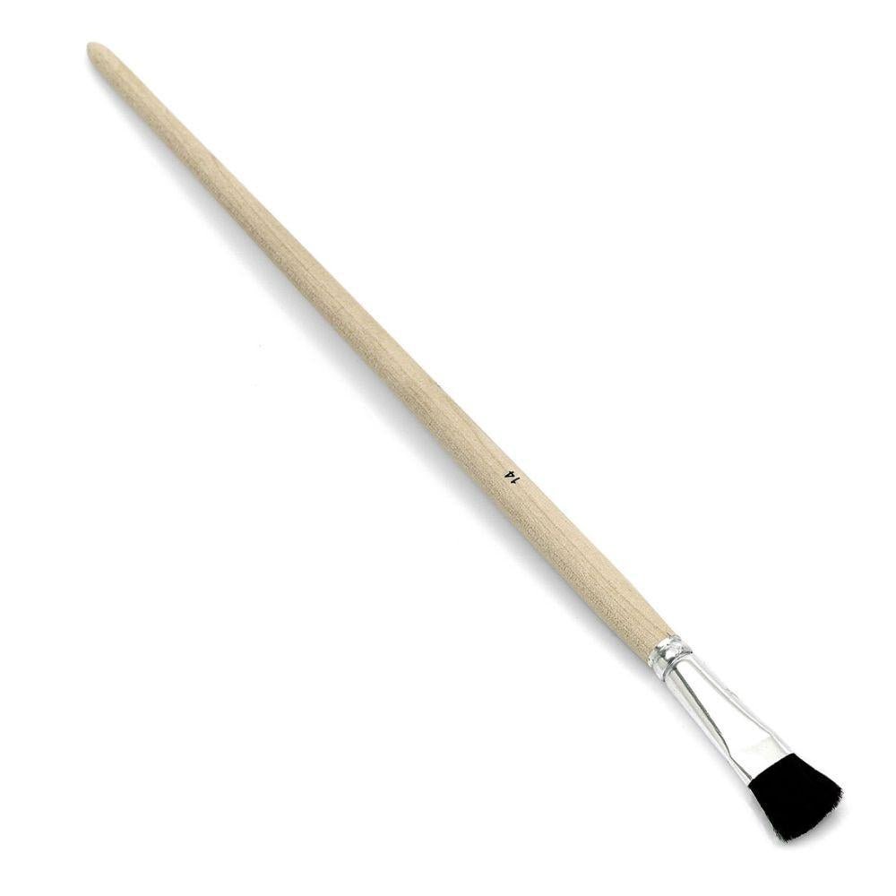 Nölle Profi-gjutpenselborsten har ett långt, ljust träskaft med platta svarta oxhårborst som är fästa med en glänsande vitbleckshylsa och elegant avviker diagonalt på en enkel vit bakgrund.