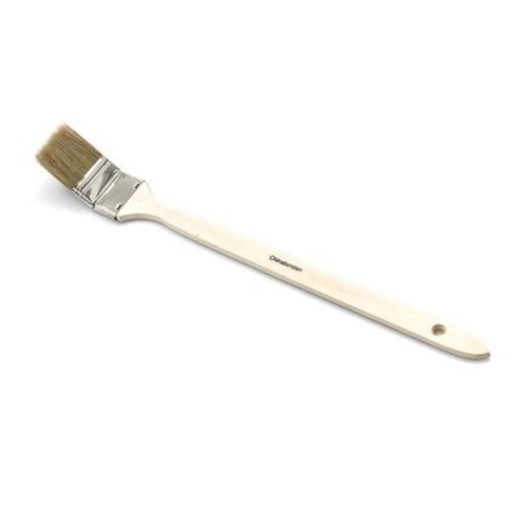 Nölle Profi Brush industriella radiatorborste från Nölle Profi Brush Bürsten- & Pinseltechnik e.K. har ett beige träskaft, bruna borst, en ergonomisk design med upphängningshål och en silverfärgad metallklämma för att säkra den ljusa borstblandningen.