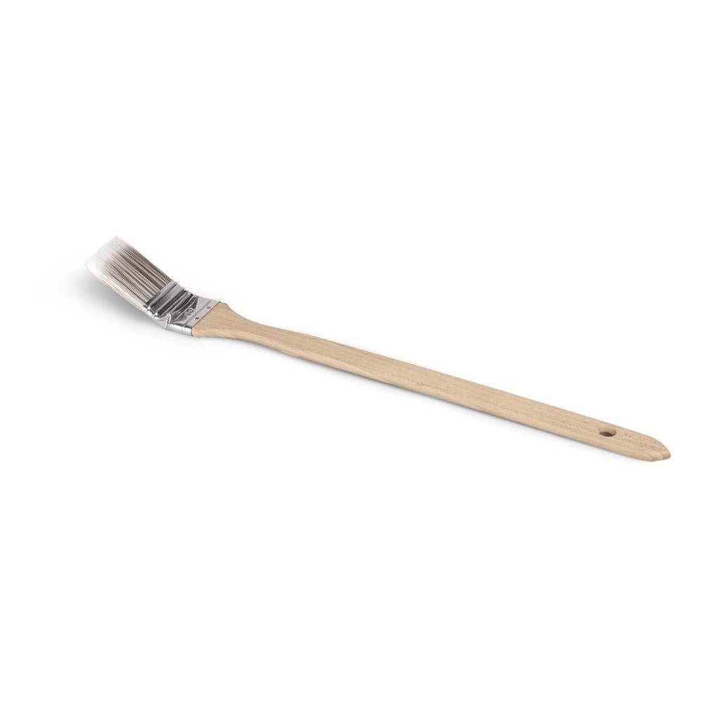 Nölle Profi Brush Prestige Radiatorpensel från Nölle Profi Brush Bürsten- & Pinseltechnik e.K. har ett långt träskaft och högkvalitativa, vinklade syntetborst. Den rostfria hylsan säkrar borsten, och skaftet har ett praktiskt upphängningshål – perfekt för precisionsmålning.