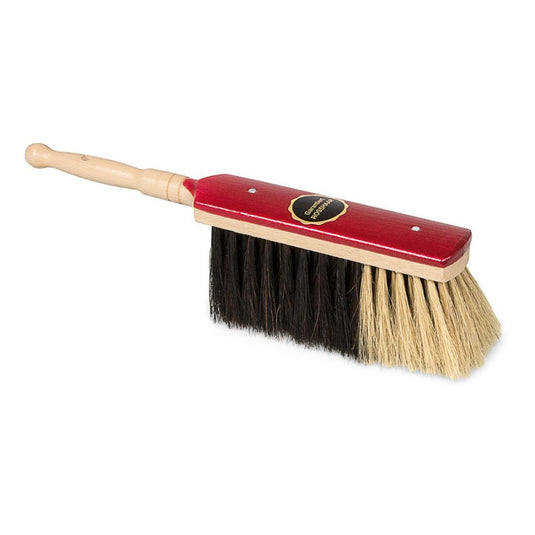 Vi presenterar Nölle Profi Brush Stubenhandfeger Rosshår från Nölle Profi Brush Borst- & Penselteknik e.K. – ett 30 cm stort verktyg med dammbindande egenskaper med svarta och beige rosshårborstar på ett rött block och ett ljust trähandtag med avrundad ände.