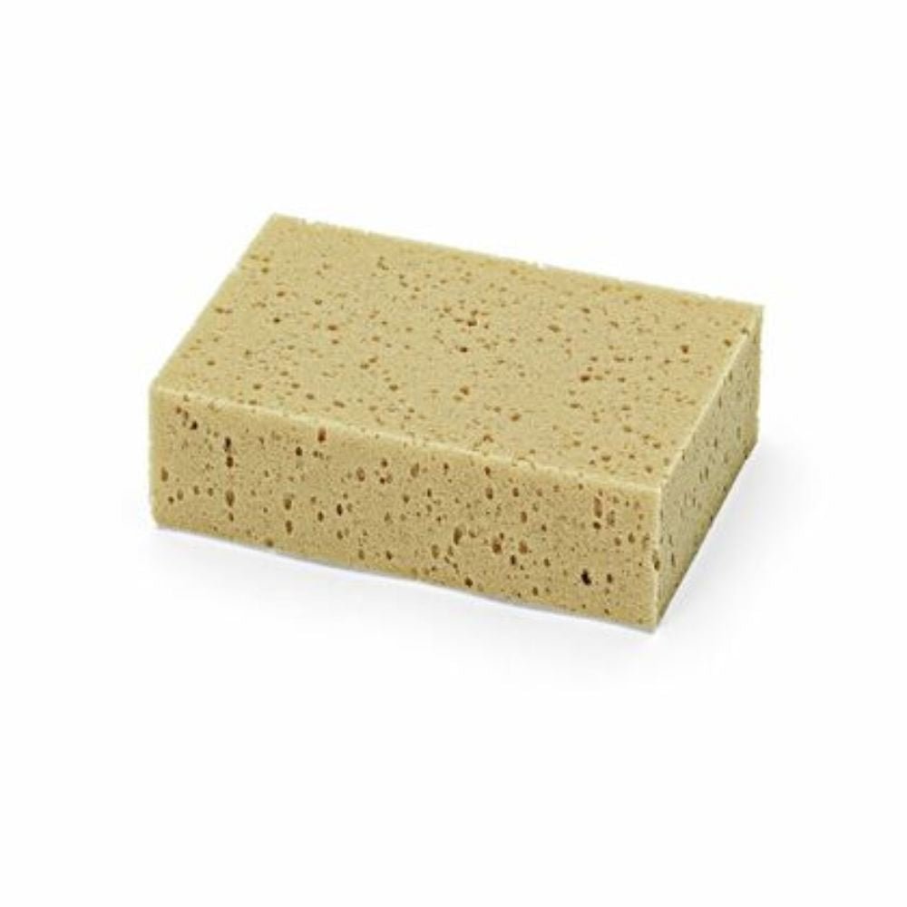Rektangulär ljusbrun Nölle Profi-universalsvamp med porös, mjuk yta, liggande på vit bakgrund.