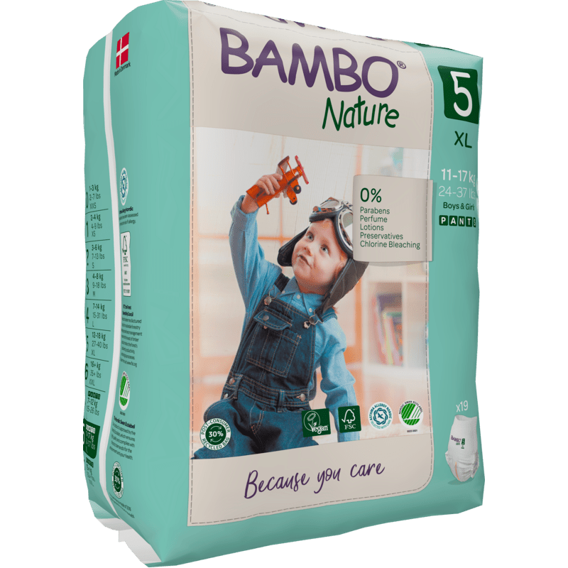 En förpackning av Bambo Nature Pants från Abena Re-Seller GmbH, storlek 5 XL (11-17 kg), visar ett barn i hängselbyxor med ett leksaksflygplan. Den miljövänliga förpackningen framhäver de hudvänliga och miljömedvetna egenskaperna.
