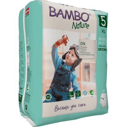 En förpackning av Bambo Nature Pants från Abena Re-Seller GmbH, storlek 5 XL (11-17 kg), visar ett barn i hängselbyxor med ett leksaksflygplan. Den miljövänliga förpackningen framhäver de hudvänliga och miljömedvetna egenskaperna.
