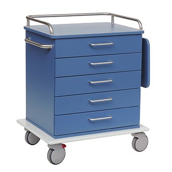 Ett blått Novocal vård- och arbetsvagnschassi med fem lådor, metallhandtag och -skenor, sidhandtag, höger utfällbar hylla, fyra länkhjul (ett med röd bromspedal); tillverkad av slitstark helplastskiva.