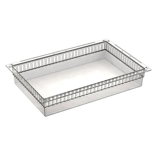 En 3D-rendering visar Novocal PC-modulen transparent delbar (600 x 400 x 100 mm), en rektangulär bricka med ventilerade ovansidor, en öppen ovansida, platt botten, raka kanter och jämnt fördelade rektangulära slitsar. Inklusive utdragsstopp. Förpackning (1 styck).