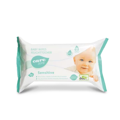 Eine Packung Dr. Schumacher CAREZONE BABYWIPES SENSITIVE (80 Tücher) der Dr. Schumacher GmbH mit weißem und blaugrünem Design, einem lächelnden Babygesicht und zweisprachigem Text in Deutsch und Englisch, ideal für empfindliche Babyhaut.