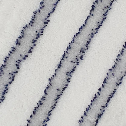 Närbild av Arcora EXCELLENT SOFT MOPP BLAU-WEISS från Arcora International GmbH: På den vita, strukturerade ytan ger tre jämnt fördelade, lätt upphöjda diagonala linjer i mörk- och ljusblå mjuka fibrer en högkvalitativ finish.