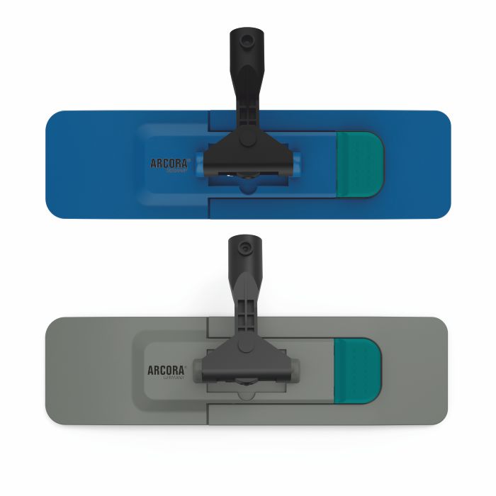 Avbildade är två rektangulära mopp-huvuden, ett blått och ett grått, vardera med ett svart vridbart handtag och en grön del på höger sida. Logotypen för Arcora International GmbH framhäver denna Arcora Profi Mopp-klapphållare Standard Grå.