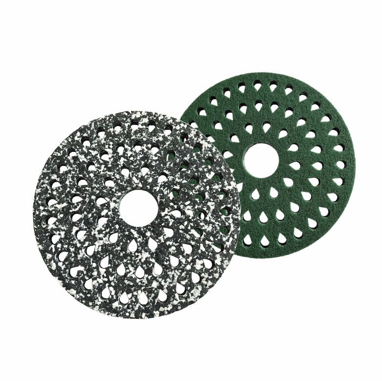 Två Arcora Pu-Pads Light (Waterdrop System) för små skurmaskiner: en svartvit spräcklig, en enfärgad grön, båda runda med mitt hål. Perfekt för underhållsrengöring av Arcora International GmbH.