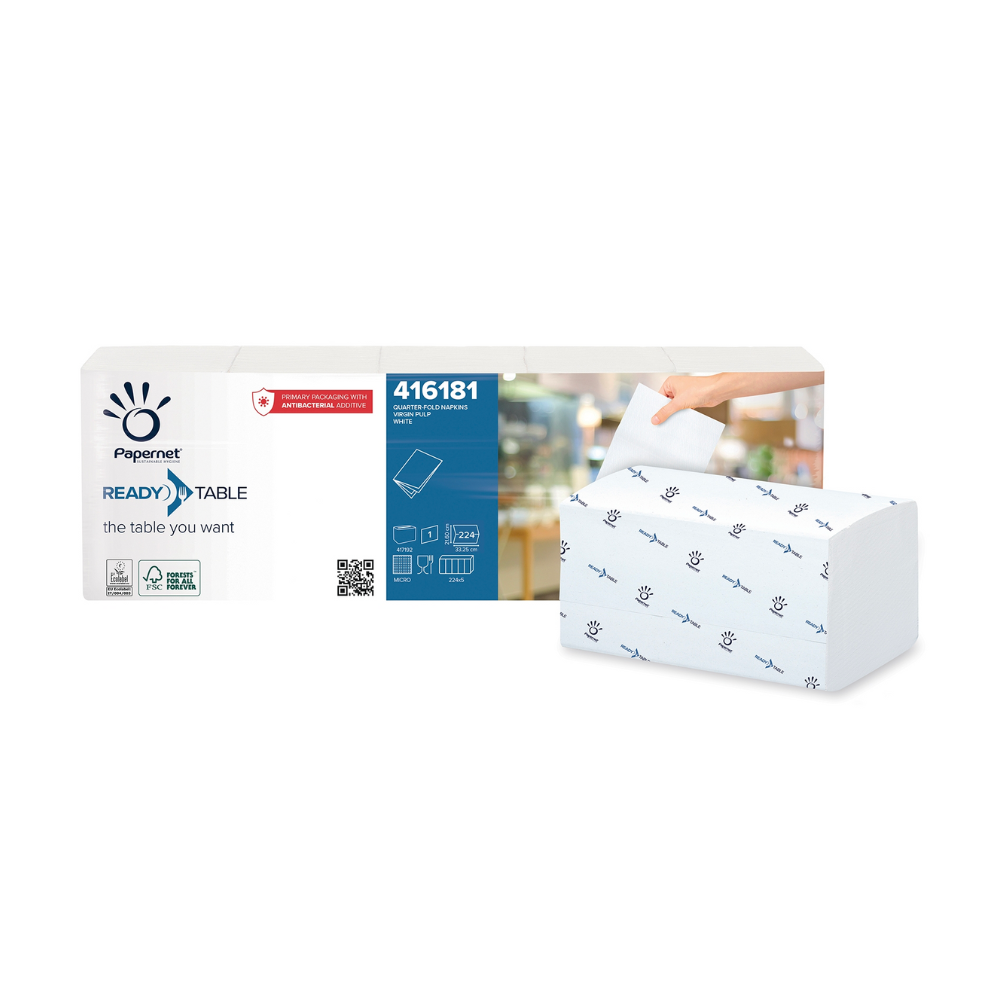 En hand drar ut en servett från Papernet ¼ vik servettförpackningen från Sofidel Germany GmbH, som stolt visar upp den FSC-certifierade etiketten. Förpackningen, dekorerad med ett blått logomönster, presenterar viktiga detaljer som artikelkoden 416181, som förkroppsligar excellensen i Ready Table-teknologin.