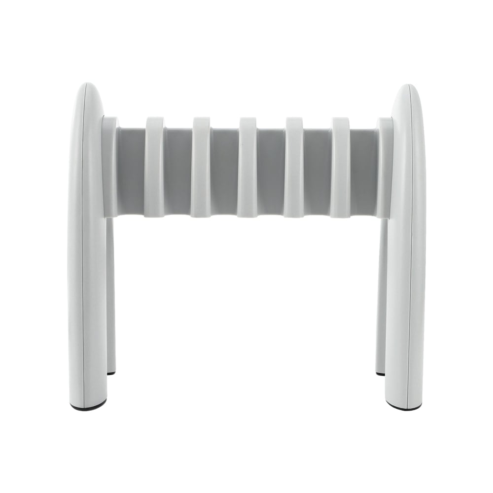 En vit pipetthållare med 6 positioner i modern design från Altruan med flera rullar mellan två böjda stativ på en enkel vit bakgrund och en längd på 30 cm.