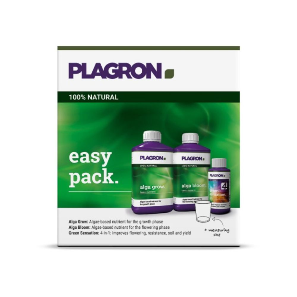 Plagron Easy Pack Natural från Bertels B.V. innehåller tre flaskor med gröna och violetta etiketter för "Alga Grow" och "Alga Bloom" samt ett litet mätglas. Den använder organiskt basgödsel och säkerställer därmed en precis växtnäring i en kompakt förpackning.