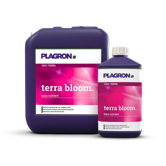 Två behållare med Plagron Terra Bloom från Bertels B.V. står framför en vit bakgrund. Den större mörklila behållaren har en rosa-vit etikett som återspeglar den mindre behållarens design och är perfekt för att främja en rik blomning i din trädgård.