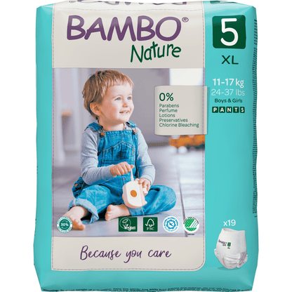 Bambo Nature Pants XL från Abena Re-Seller GmbH, storlek 5 (11-17 kg/24-37 lbs), i 19-pack med 0% oönskade kemikalier, lämplig för pojkar och flickor; förpackningen visar ett småbarn i en blå overall som håller i en leksak.