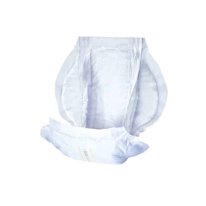 Ein Bild einer offenen, unbenutzten Erwachsenenwindel mit Seitenteilen und elastischen Beinbündchen für optimalen Tragekomfort. Die San Seni Prima Inkontinenzvorlage | Packung (30 Stück) von TZMO Deutschland GmbH ist weiß mit einem hellblauen und gelben Streifen in der Mitte, der den Absorptionsbereich bei Blasenschwäche anzeigt.