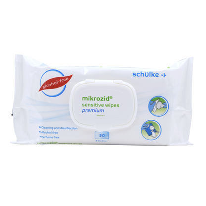 En förpackning Mikrozid® sensitive Wipes Jumbo från Schülke & Mayr GmbH. Den vita förpackningen innehåller 50 alkohol- och parfymfria dukar, presenterad med ett lock. Ikoner illustrerar användningen för känslig hud.