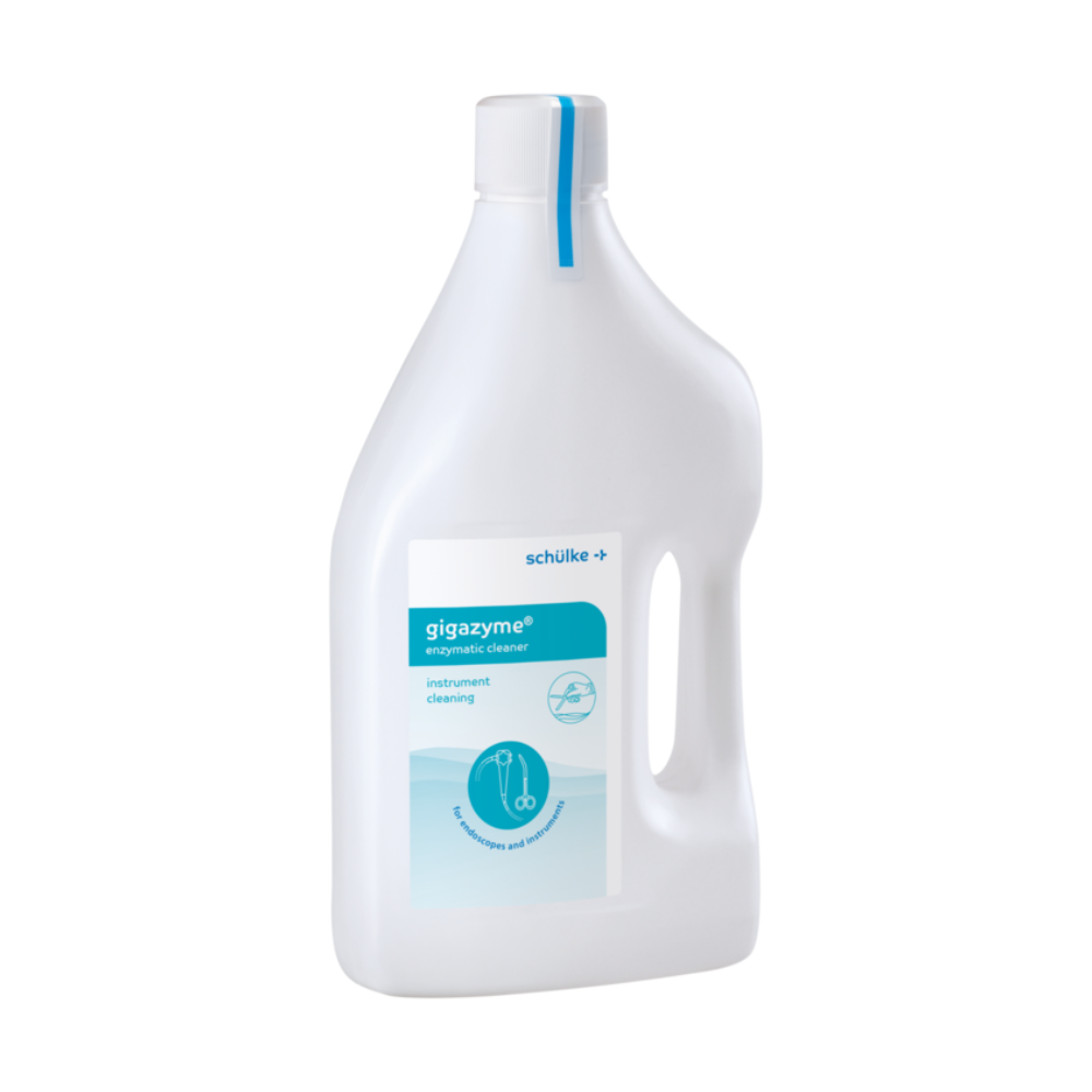 En 2-litersflaska av vit plast från Schülke & Mayr GmbH med blå kork och bärhandtag har texten "Schülke gigazyme®, enzymatisk rengöring" och är försedd med en sax- och borsteillustration för instrumentrengöring.