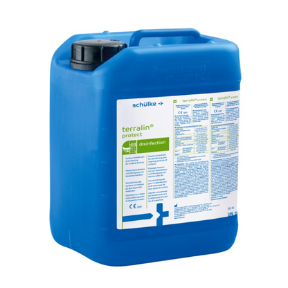 Blå plastdunk med texten "Schülke terralin® protect-koncentrat för desinfektion och rengöring" från Schülke & Mayr GmbH med text och symboler som indikerar användning för desinfektion av ytor. Detaljer och användningsinstruktioner finns på etiketten.