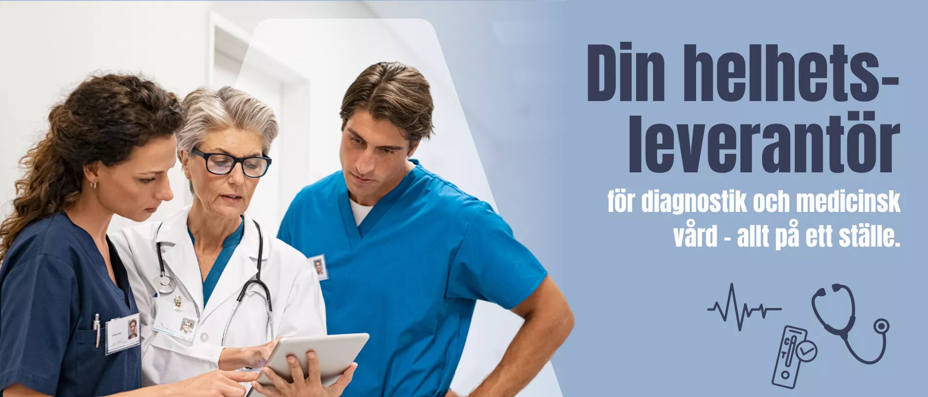 Tre vårdpersonal står tillsammans och tittar på en surfplatta, medan ett reklamutrymme med medicinska symboler visas till höger