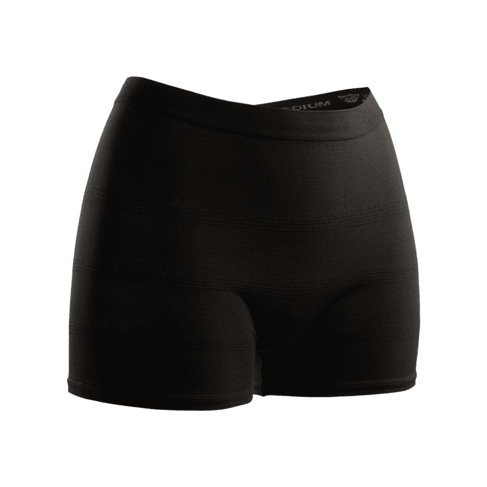 Svarta sportkompressionsshorts med svarta fixeringsbyxor 2 stycken Seni Fix Comfort Man från TZMO Deutschland GmbH, isolerade på vit bakgrund, med detaljerad textilstruktur och varumärkeslogga på midjan.