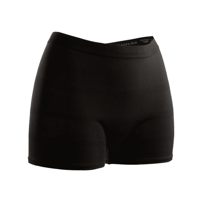 Svarta sportkompressionsshorts med svarta fixeringsbyxor 2 stycken Seni Fix Comfort Man från TZMO Deutschland GmbH, isolerade på vit bakgrund, med detaljerad textilstruktur och varumärkeslogga på midjan.