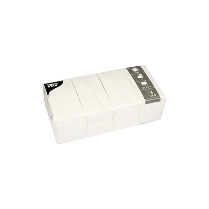 En förpackning med 250 vita, 2-lagers PAPSTAR servetter (33x33 cm, 1/8-vikta) från PAPSTAR GmbH, förpackad i klar plast med en grå-vit etikett uppe till höger.