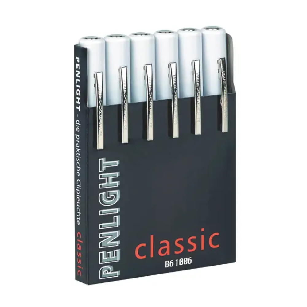 En svart låda med texten „Penlight Classic Six Pack Dispenser, tryckt“ från Servoprax GmbH innehåller sex vita, pennformade ficklampor som ofta används vid medicinska undersökningar. Varje pennlampa har ett silverfärgat clips för enkel åtkomst under diagnosen.
