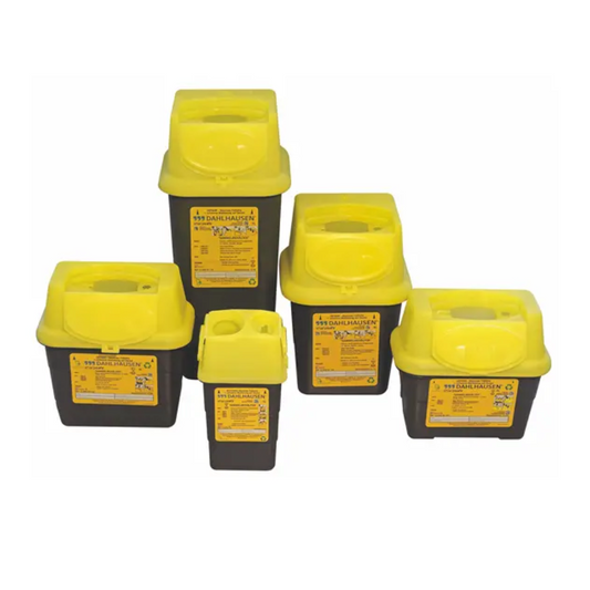 Sechs gelb-schwarze Servoprax Sharpsafe Abwurfbehälter für Kanülen-Kunststoffbehälter mit Deckel, in zwei Reihen angeordnet, jeweils mit Gefahrenstoffen-Warnungen und Handhabungshinweisen beschriftet.