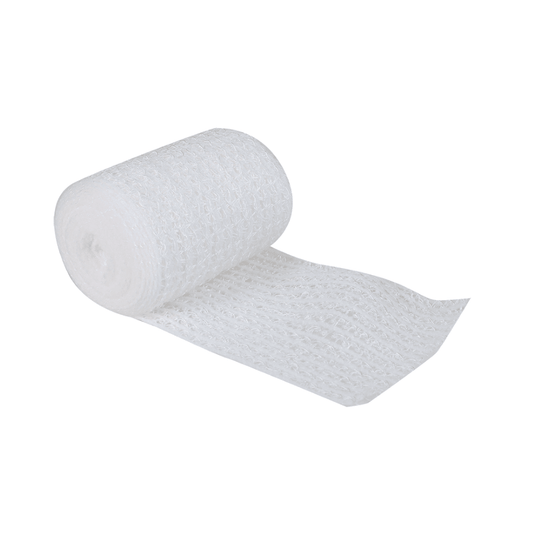 En delvis utrullad rulle med ett vitt, elastiskt band med strukturmönster ligger på en vit bakgrund. Söhngen WS-elast. gasbindan 8 cm x 4 m från W. Söhngen GmbH har hög töjbarhet, vilket gör den lätt och idealisk för medicinsk och stödjande användning i alla första hjälpen-anläggningar.