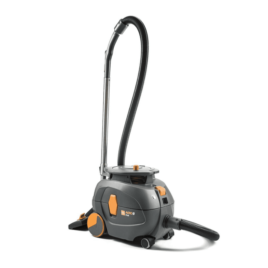 En TASKI AERO 8 PLUS-dammsugare, tillhandahållen av Diversey Deutschland GmbH & Co. OHG, i grått och orange, står upprätt. Denna kompakta och kraftfulla dammsugare med vattenbehållare har en lång, flexibel slang och en cylindrisk kropp med stora bakhjul och mindre framhjul för utmärkt rörlighet och effektiv rengöring. Driften förbättras genom tystgående teknik som säkerställer en tyst drift.