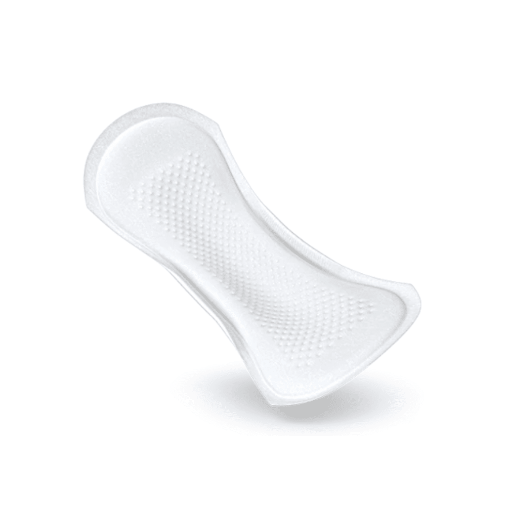 Ett enskilt TENA Comfort Mini Plus inkontinensinlägg från Essity Germany GmbH, som visar sin konturerade form och strukturerade yta med en Dry Fast Core för förbättrad absorptionsförmåga, hänger framför en enfärgad bakgrund.