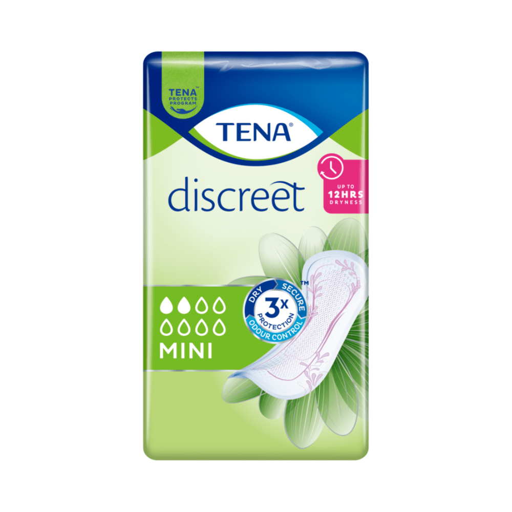 Bilden visar ett paket TENA Discreet Mini inkontinensskydd, som är utvecklade för att behandla urinläckage. Den grön-blå förpackningen framhäver egenskaper som „upp till 12 timmars torrhet“ och „trefaldigt skydd“. Ett blommönster pryder bild av skydden på höger sida av förpackningen.