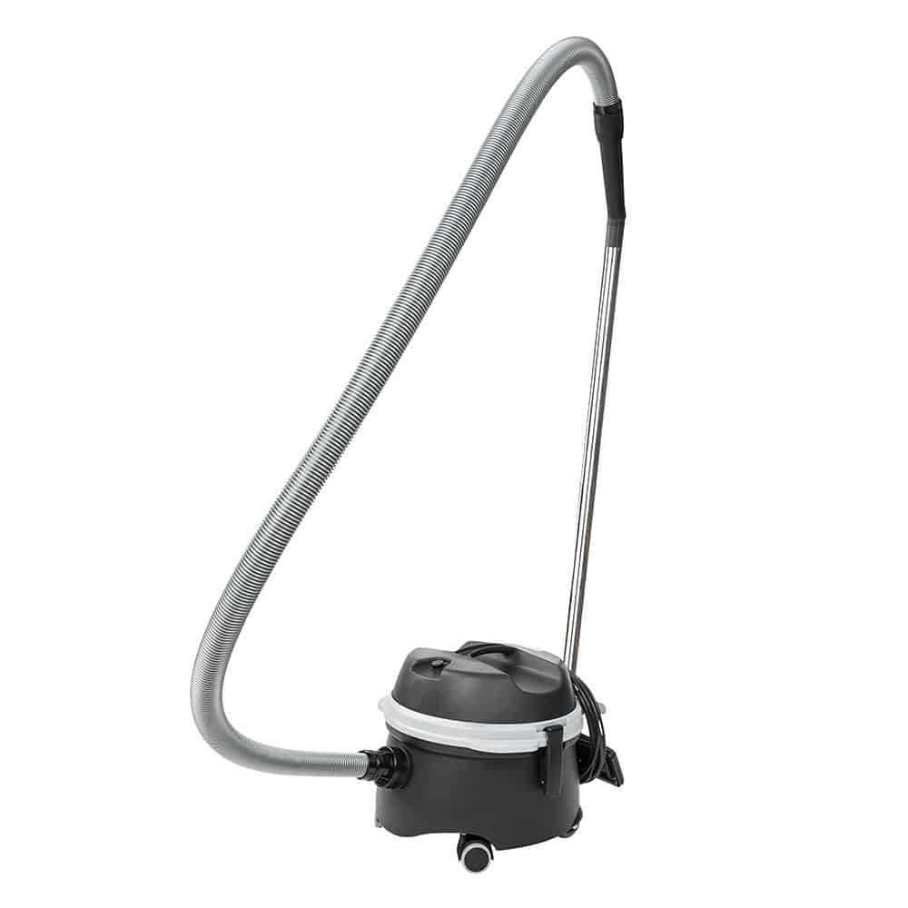 TASKI go från Diversey Deutschland GmbH & Co. OHG är en strömlinjeformad dammsugare med enkel och funktionell design i svart och grått. Den innehåller viktiga komponenter som en sugslang, en metallstång och ett dammunstycke för effektiv rengöring. Dess hjul möjliggör enkel manövrerbarhet samtidigt som de ger en kraftfull men ändå tyst drift.